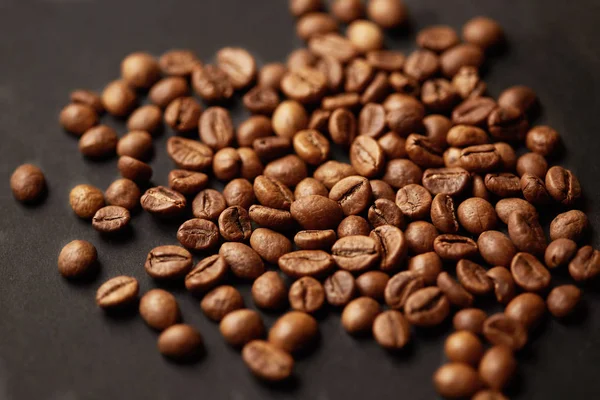 Braune Geröstete Kaffeebohnen Auf Dunklem Hintergrund Espresso Dunkel Aroma Schwarzes — Stockfoto