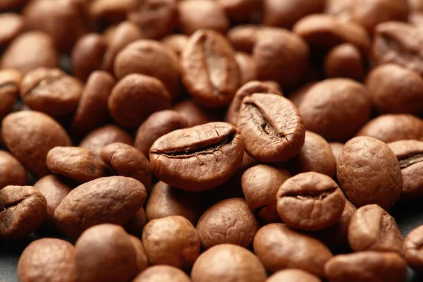 Brown Pražil Kávová Zrna Tmavém Pozadí Espresso Tmavé Aroma Černý — Stock fotografie