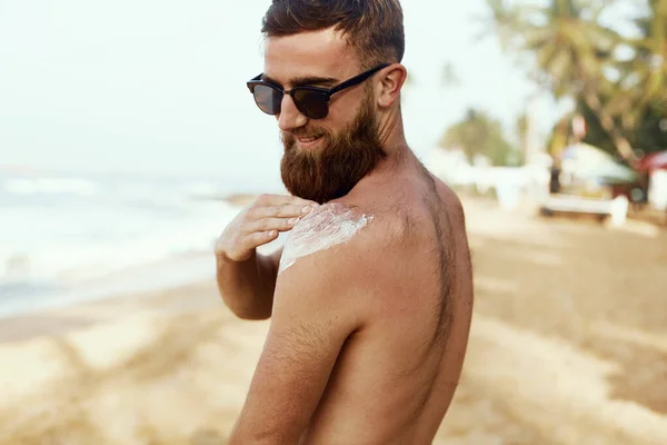 Homem Bonito Com Barba Óculos Sol Banhos Sol Com Protetor — Fotografia de Stock