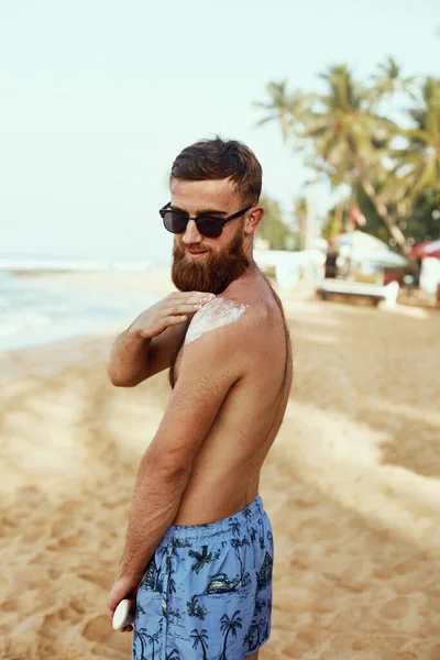 Homem Bonito Com Barba Óculos Sol Banhos Sol Com Protetor — Fotografia de Stock