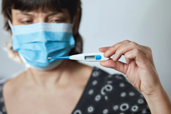 Una Mujer Enmascarada Con Coronavirus Lee Temperatura Termómetro Hembra Mide — Foto de Stock
