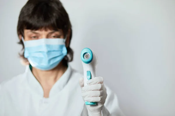 Medico Indossando Maschera Protettiva Pronto All Uso Termometro Fronte Infrarosso — Foto Stock