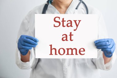 Tıbbi maskeli doktor tabletin üzerinde 