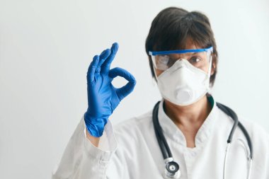 Doktor, hastanın COVID-19 salgını için kendine güvenini arttır. Salgını önleme laboratuarında. Salgın virüs salgını kavramı