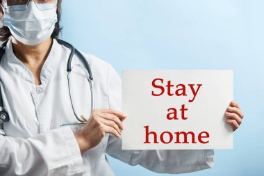 Kağıtlı bir doktor evde kalıp Coronavirus ya da Covid-19 salgınından korur.