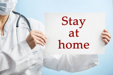 Kağıtlı bir doktor evde kalıp Coronavirus ya da Covid-19 salgınından korur.