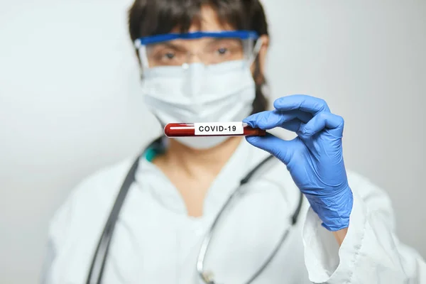 Doctor Científico Que Sostiene Tubo Prueba Con Sangre Para Análisis — Foto de Stock