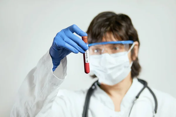 Doctor Científico Que Sostiene Tubo Prueba Con Sangre Para Análisis — Foto de Stock