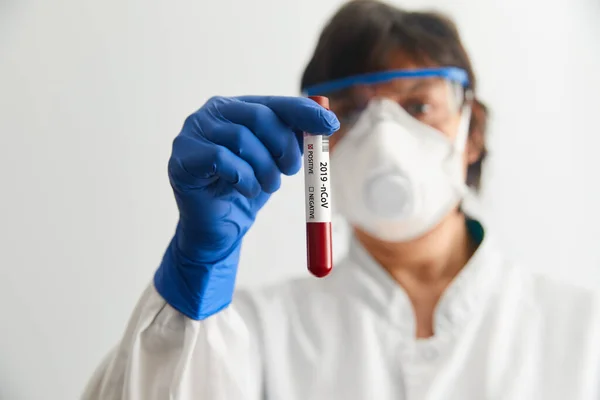 Muestra Sangre Coronavirus 2019 Ncov Doctor Científico Guantes Protectores Mascarillas — Foto de Stock