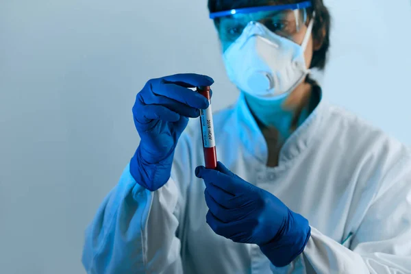 Muestra Sangre Coronavirus 2019 Ncov Doctor Científico Guantes Protectores Mascarillas — Foto de Stock