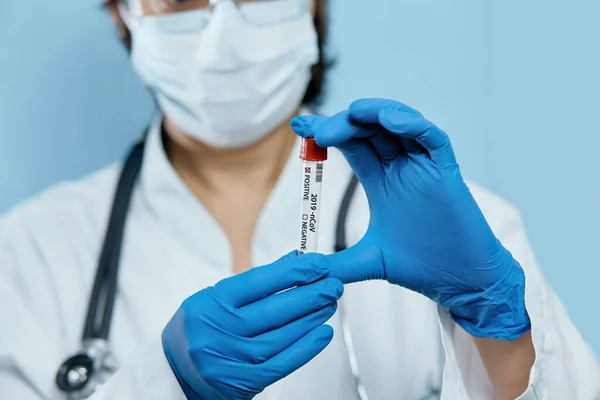 Médico Científico Guantes Protección Máscara Gafas Que Sostiene Tubo Ensayo — Foto de Stock