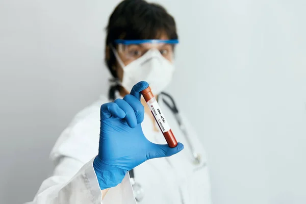 Muestra Sangre Coronavirus 2019 Ncov Doctor Científico Guantes Protectores Mascarillas — Foto de Stock