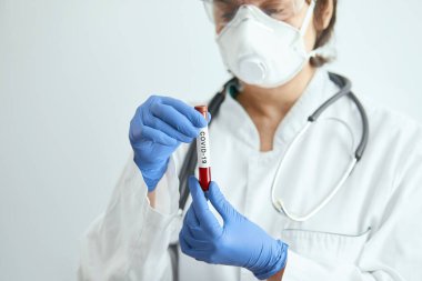Doktor bilim adamı 2019 nCoV analizi için test tüpünü kanla tutuyor. Roman Coronavirus kan testi konsepti. Aşı araştırması.