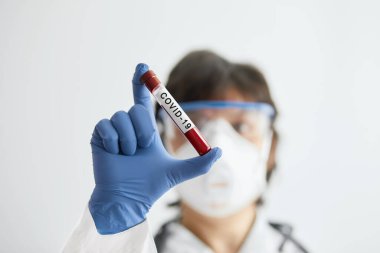 Doktor bilim adamı 2019 nCoV analizi için test tüpünü kanla tutuyor. Roman Coronavirus kan testi konsepti. Aşı araştırması.