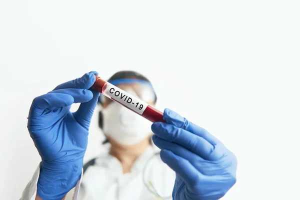 Coronavirus Covid Muestra Sangre Infectada Tubo Muestra Mano Del Científico — Foto de Stock