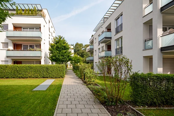 Bâtiments résidentiels modernes, appartements dans un nouveau logement urbain — Photo