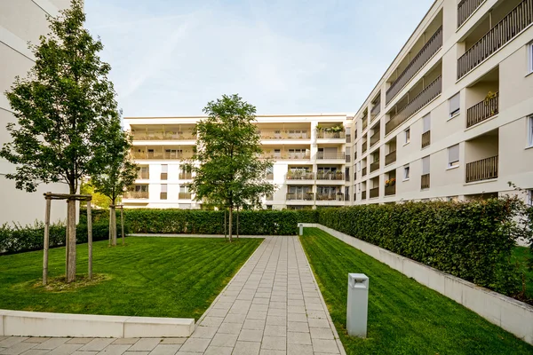 Edifícios residenciais modernos, apartamentos em uma nova habitação urbana — Fotografia de Stock