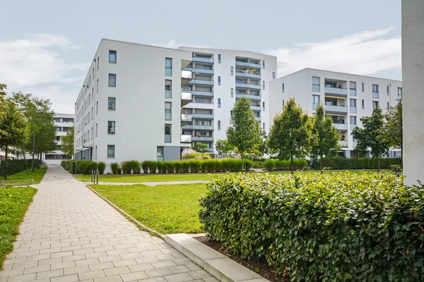 Bâtiments résidentiels modernes, appartements dans un nouveau logement urbain — Photo