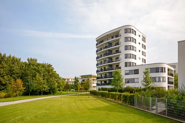 Moderna torre residencial, edificio de apartamentos en un nuevo desarrollo urbano —  Fotos de Stock