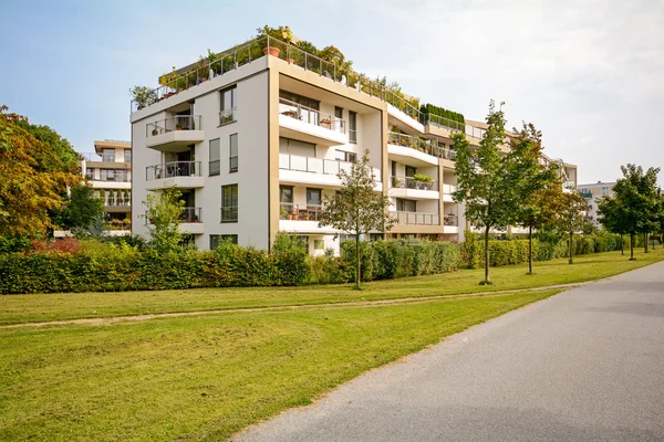 Edifício residencial verde moderno, apartamentos em um novo desenvolvimento urbano — Fotografia de Stock