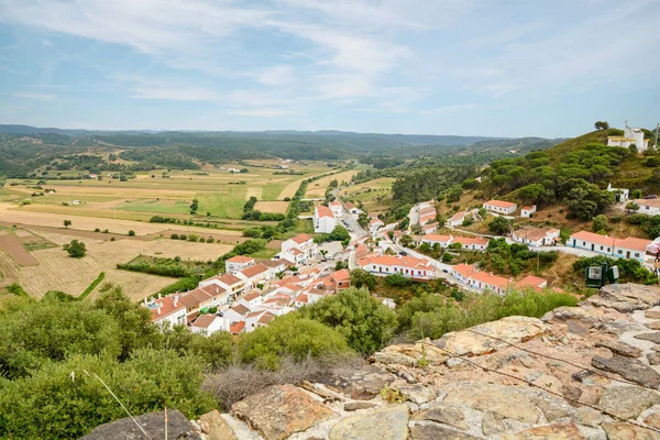 Zobacz do małych miejscowości Aljezur z tradycyjnych portugalskich domów i krajobrazu wiejskiego, Algarve, Portugalia — Zdjęcie stockowe