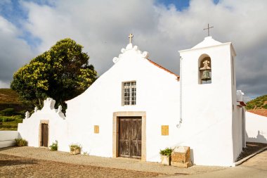 Igreja Paroquial da Bordeira - Bordeira Carrapateira, Aljezur in Faro ilçe belediyesinde yakınındaki köydeki tarihi kilise Algarve Portekiz