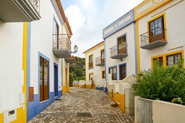 Rua da aldeia com edifícios residenciais na cidade da Bordeira, perto da Carrapateira, no município de Aljezur, no Distrito de Faro, Algarve Portugal — Fotografia de Stock