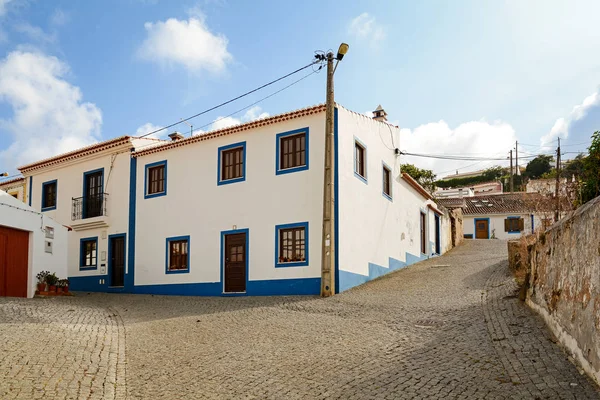 Wieś ulica z budynków mieszkalnych w mieście Bordeira w pobliżu Carrapateira, w miejscowości Aljezur w dzielnicy Faro, Algarve, Portugalia — Zdjęcie stockowe