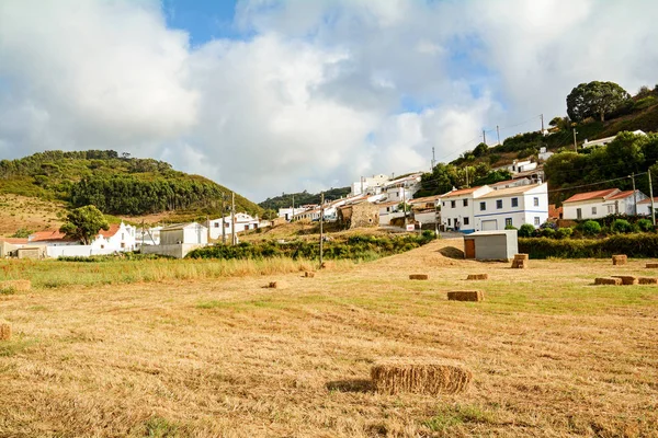 Vista para casas tradicionais na aldeia da Bordeira perto da Carrapateira, no município de Aljezur, no Distrito de Faro, Algarve Portugal — Fotografia de Stock