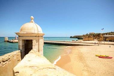 Lagos 'taki Forte da Ponta da Bandeira kalesinden Praia da Batata sahiline, Algarve Portekiz