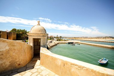 Kale Forte da Ponta da Bandeira Lagos marina ve eski şehir, waterfront için Algarve Portekiz görüntüleyin