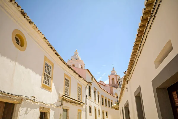 Rua com edifícios históricos na cidade velha de Lagos, Algarve Portugal — Fotografia de Stock