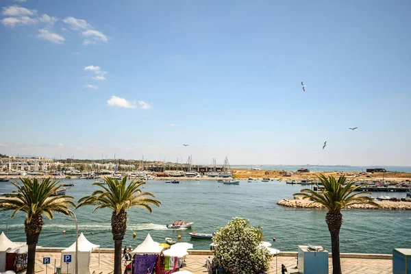 Pohled na pobřeží s nábřeží - plážové promenády a přístavu Lagos, Algarve Portugalsko — Stock fotografie