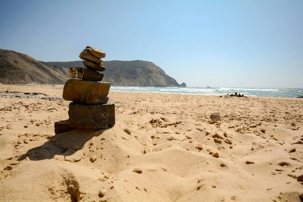 Algarve: Batu cairn di pantai surfer Praia do Castelejo dekat Sagres dan Vila do Bispo, Portugal — Stok Foto