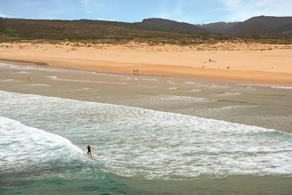 เซอร์เฟอร์บนกระดานโต้คลื่นที่ Praia da Bordeira ใกล้ Carrapateira, ชายหาดและจุดท่อง, Algarve โปรตุเกส — ภาพถ่ายสต็อก