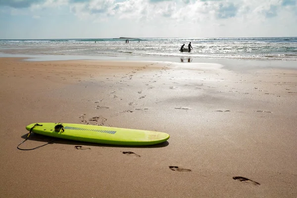 在普拉亚冲浪板做阿马多、 海滩和冲浪者现货，葡萄牙阿尔加维 — 图库照片