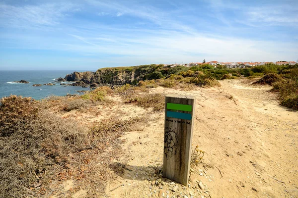 Hiking trail Rota Vicentina from Odeceixe to Zambujeira do Mar through Alentejo landskap, Portugal — Stok Foto