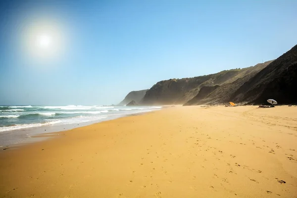 Piasek i morze o ukrytych plaży Praia do Vale dos Homens blisko Aljezur, Algarve, Portugalia — Zdjęcie stockowe