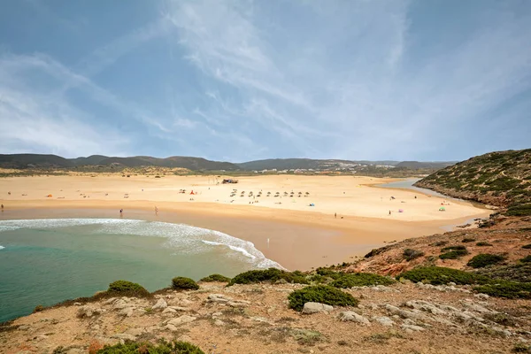 เซอร์เฟอร์บนกระดานโต้คลื่นที่ Praia da Bordeira ใกล้ Carrapateira, ชายหาดและจุดท่อง, Algarve โปรตุเกส — ภาพถ่ายสต็อก