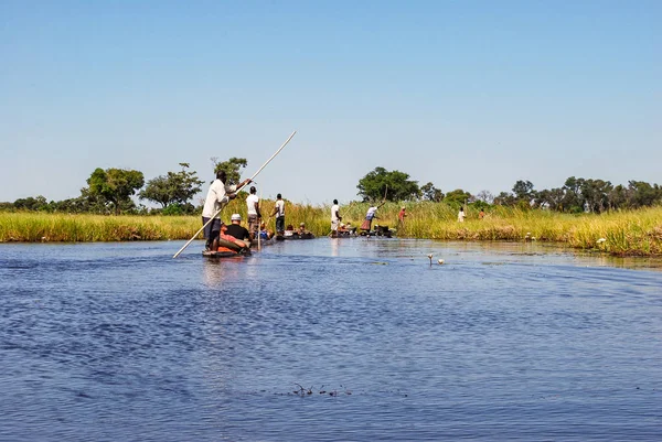 Perjalanan Kano Dengan Perahu Mokoro Tradisional Sungai Melalui Delta Okavango — Stok Foto