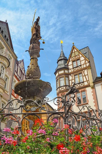 Dolina Mozeli Niemcy Widok Rynek Drewniany Domy Starym Mieście Bernkastel — Zdjęcie stockowe