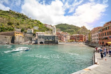 Vernazza bağlantı noktası görünümünde, Cinque Terre, Liguria İtalya Avrupa köyde