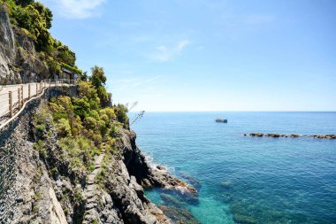 Cinque Terre: Hiking izi Vernazza Monterosso al Mare, Akdeniz peyzaj, Liguria İtalya Avrupa erken yaz aylarında hiking