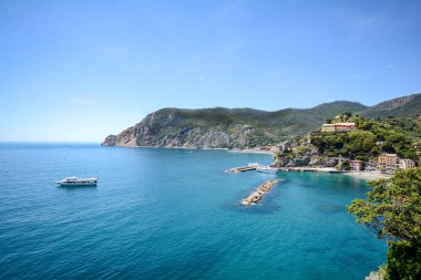 Cinque Terre: Bir Monterosso al Mare Beach görünümünden Vernazza hiking trail erken yaz, Liguria İtalya Avrupa