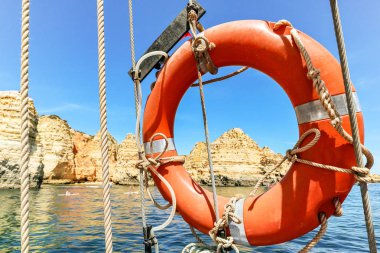 Ponta da Piedade 'a tekne gezisi, can yeleği, kayalık kıyı şeridi ve Lagos yakınlarındaki plajlar, Algarve Portugal