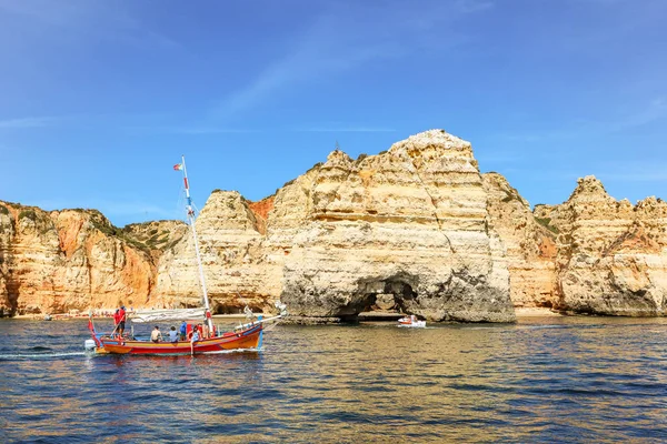 拉各斯阿尔加维葡萄牙 8月13日 2019年8月13日乘船前往葡萄牙阿尔加维拉各斯附近的Ponta Piedade 岩石海岸线和海滩 — 图库照片