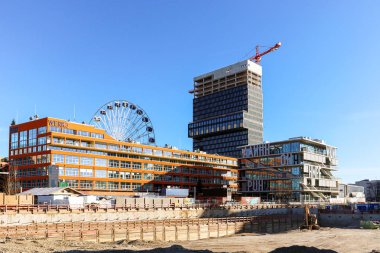 Münih Bavyera Almanya - 30 Aralık 2019 'da Almanya' nın Münih kenti yakınlarındaki Hi-Sky dönme dolap inşaatı, modern ofisleri, konut binaları ve inşaat sahasının bulunduğu Yeni Münih Werksviertel ilçesi