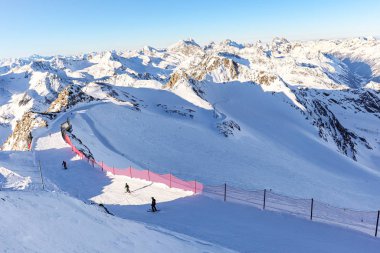 Pitztal buzulundan yüksek dağlık araziye, teleferik istasyonu ve kışın bol kar ve buzlu kayak yamacıyla Avusturya Alpleri Tirol Avusturya 'da görülüyor.