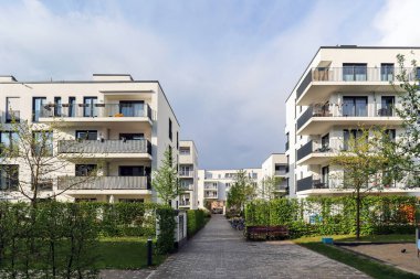 Modern apartman binaları ve şehirde yeni yeşil şehir manzarası olan bir yerleşim yeri.