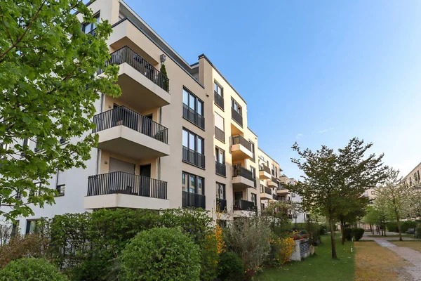 Modern apartman binaları ve şehirde yeni yeşil şehir manzarası olan bir yerleşim yeri.